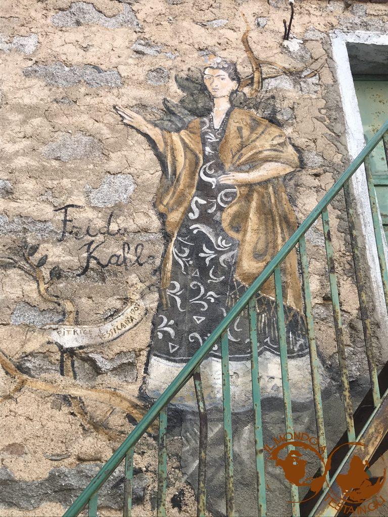La Sardegna di Orgosolo ricorda Frida Kahlo