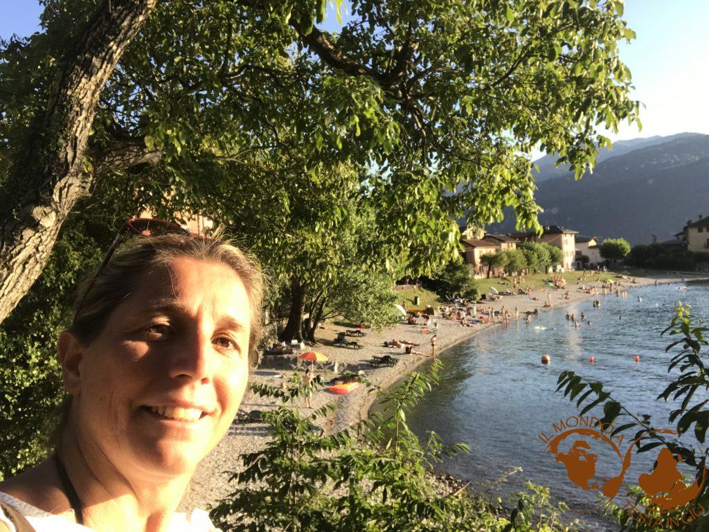 La spiaggia di Riva Bianca di Lierna a e sullo sfondo il Castello