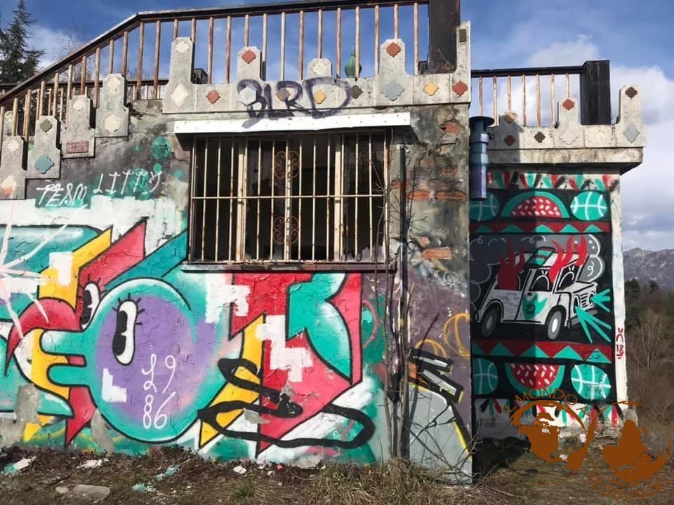 Pareti ricoperte di graffiti a Consonno