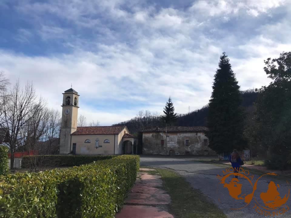 L’antico borgo di Consonno: la chiesa di San Maurizio e la casa del cappellano