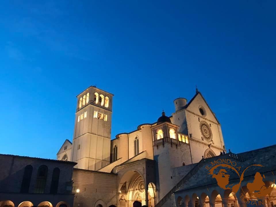 La Basilica di San Francesco d'Assisi illuminata