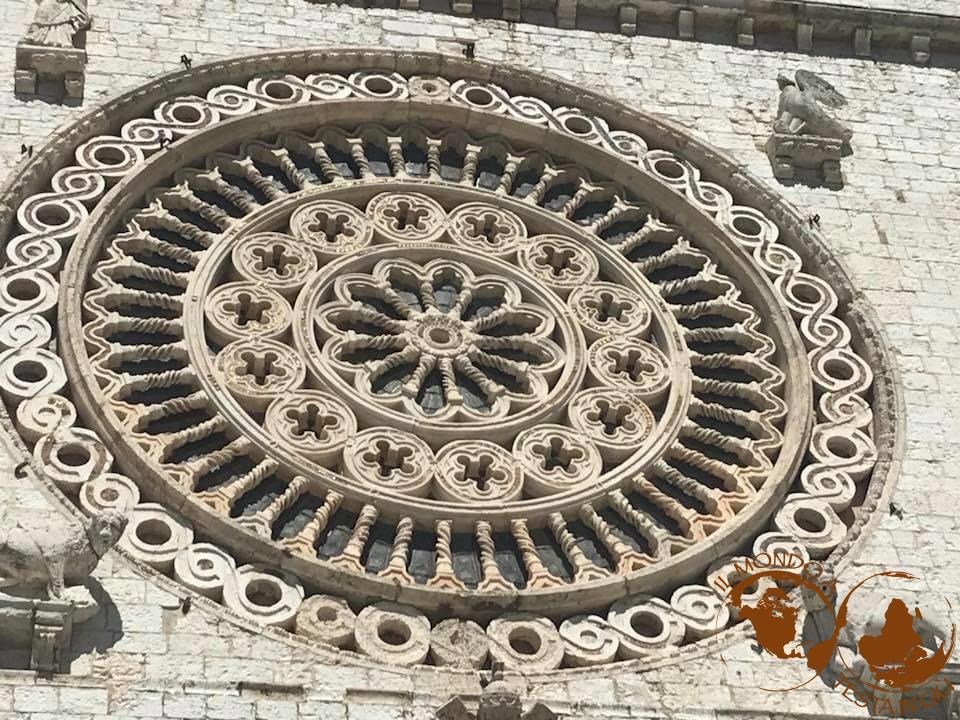 Il rosone della facciata della Basilica Superiore di San Francesco d'Assisi