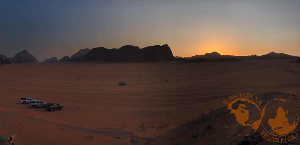 Giordania il deserto del Wadi Rum Giordania. Tramonto nel deserto del Wadi Rum