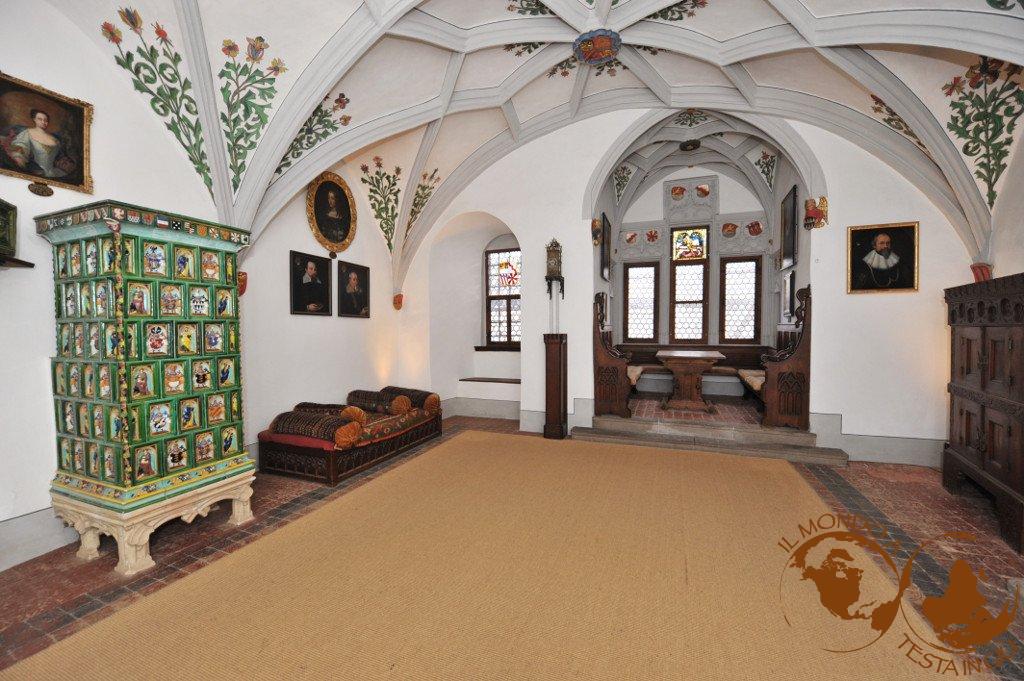 La sala degli stendardi nel castello di Eltz