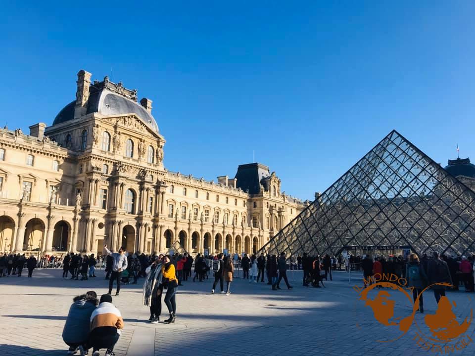 Turisti e piramide del Louvre