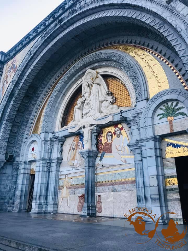 Facciata della Basilica di Nostra Signora del Rosario, detta Basilica inferiore di Lourdes