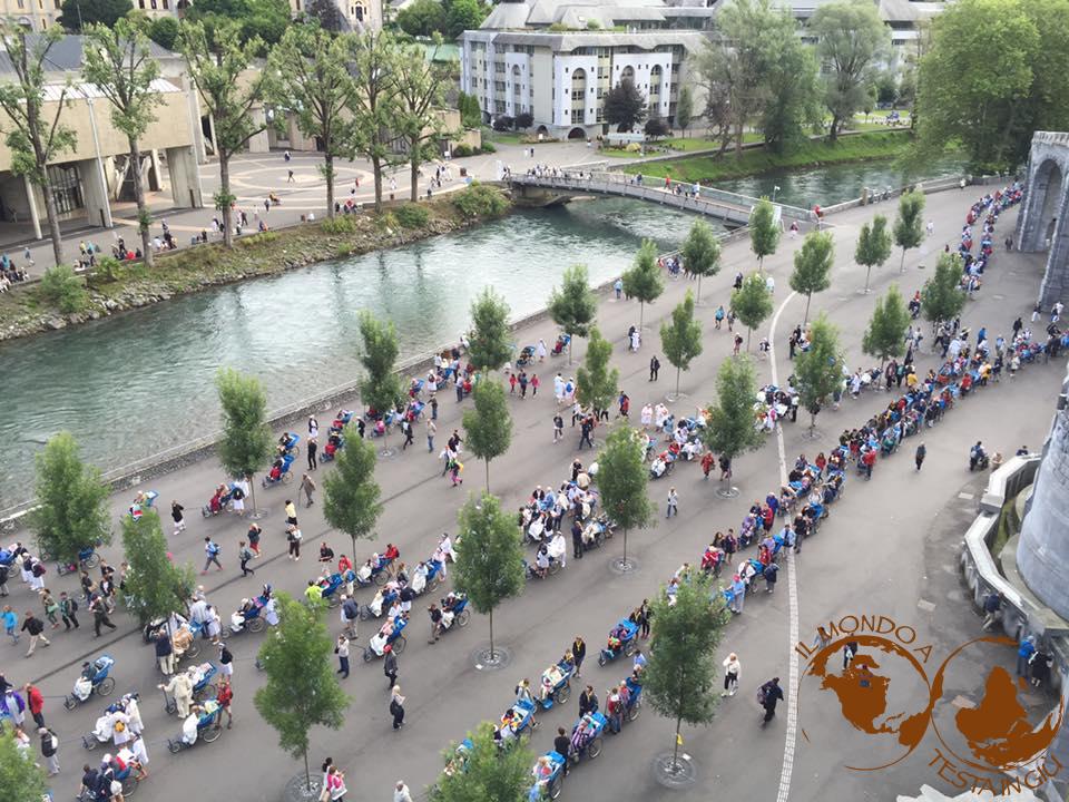 Lourdes luogo di fede: processione Eucaristica