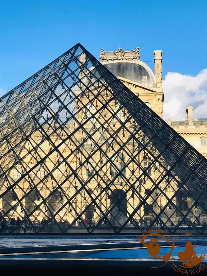La bella piramide del Louvre