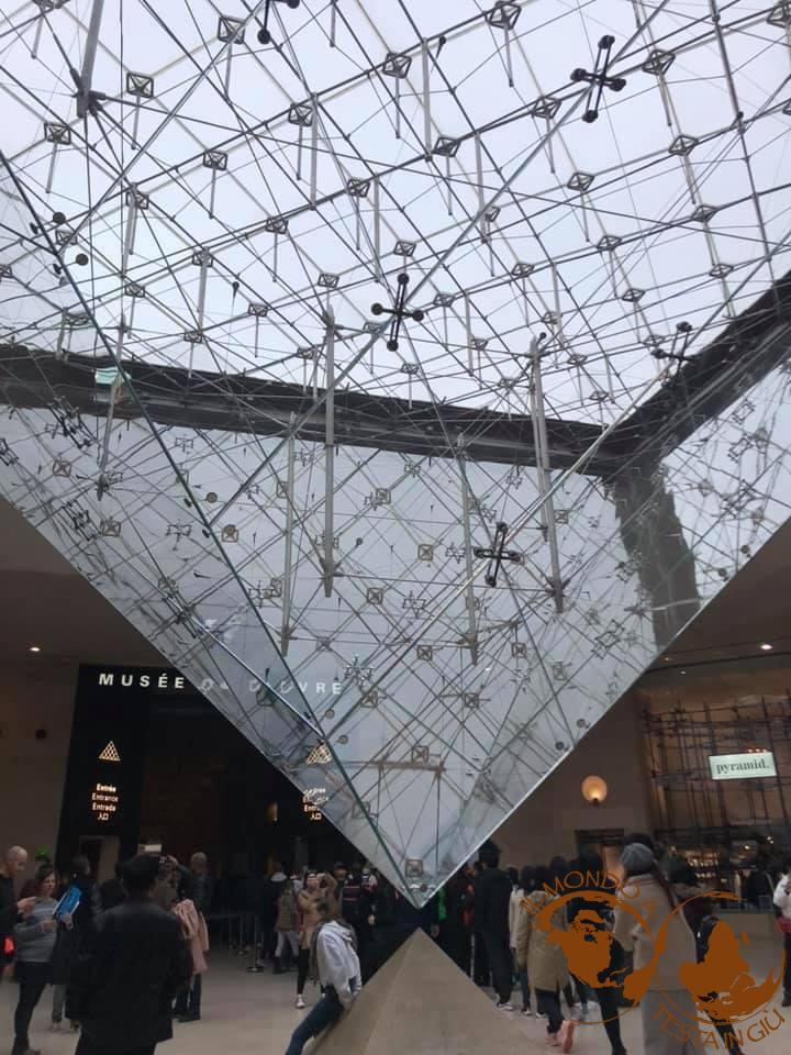 Parigi La piramide rovesciata del Louvre