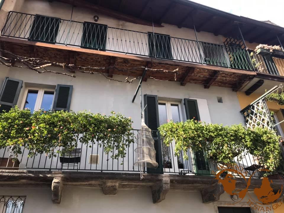 Pescarenico, borgo di pescatori. Le reti ai balconi