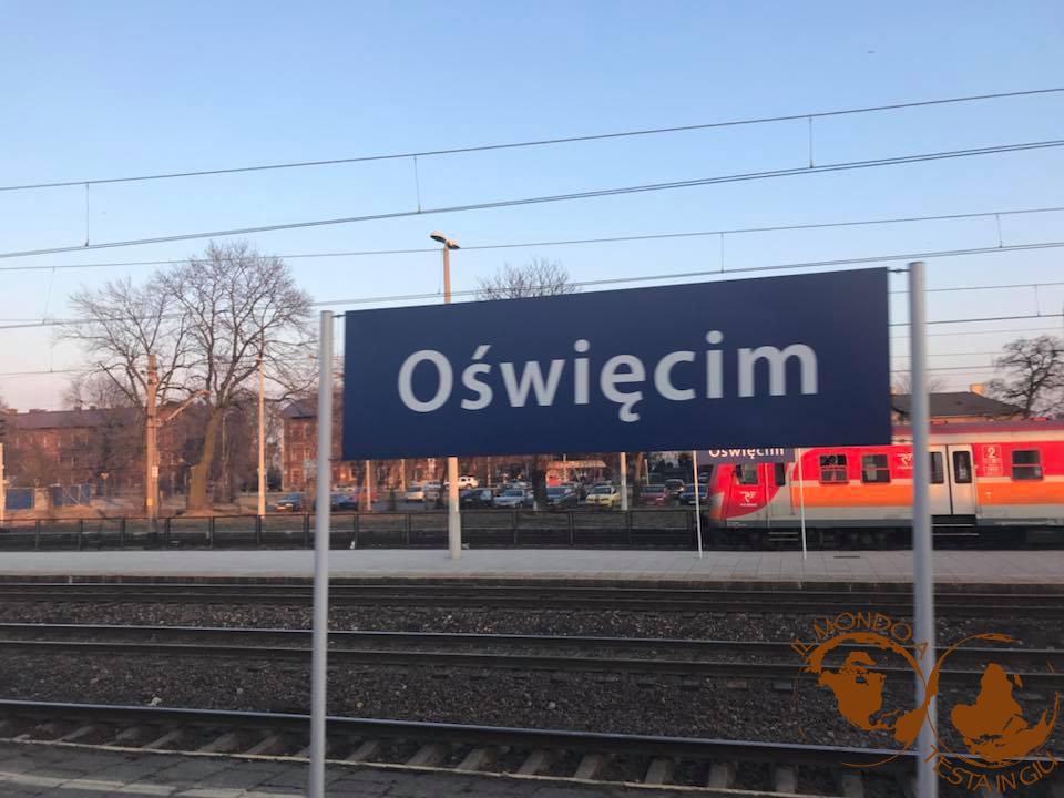 Il cartello alla stazione di Oswiecim