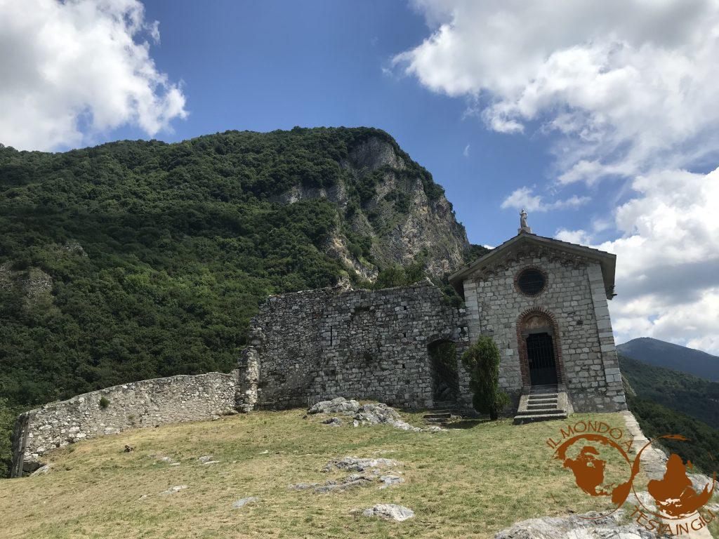 L'accesso al castello dell'Innominato di Somasca con l'oratorio dedicato a sant'Ambrogio