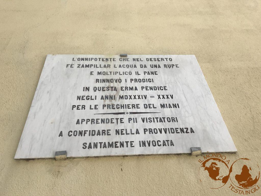 La targa posta all'ingresso della fonte miracolosa