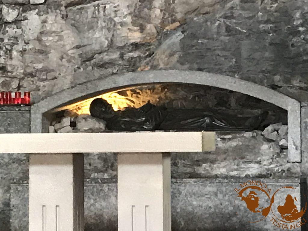 Statua di San Girolamo sulla pietra da lui usata come giaciglio