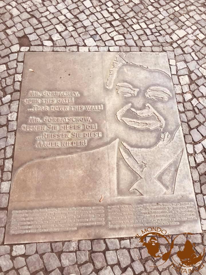 La frase pronunciata dal Presidente americano Reagan a Gorbaciov: abbatti il muro!