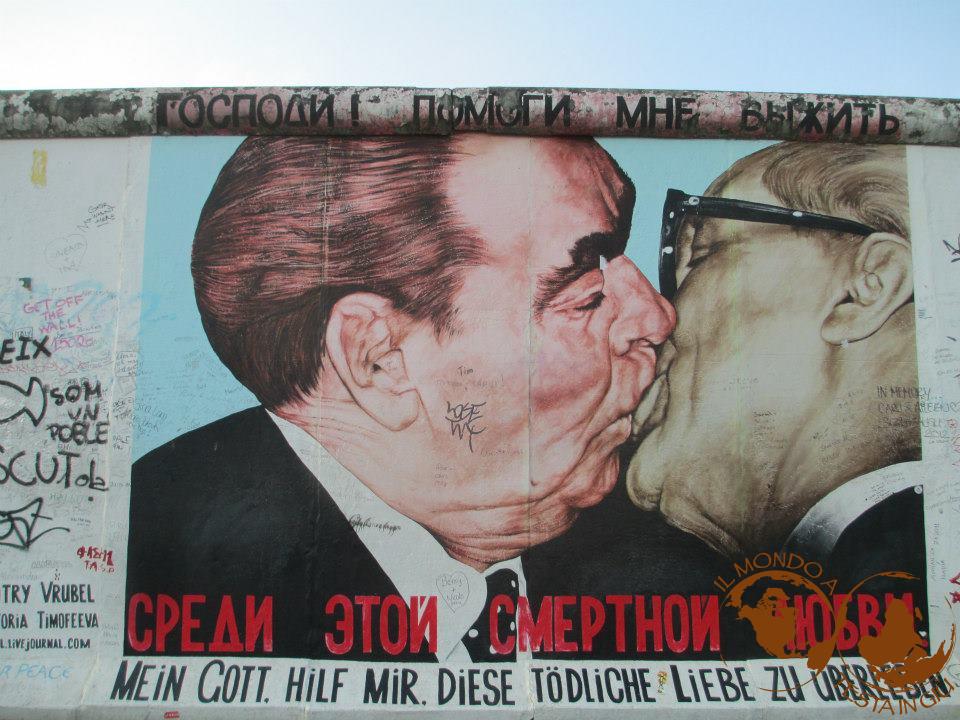 East Side Gallery Berlino: il bacio sul muro