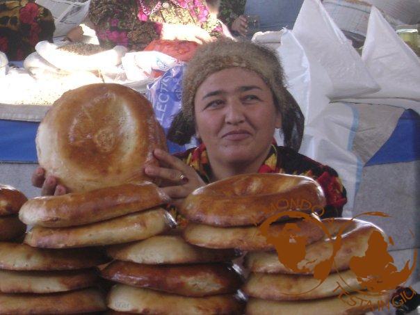 Venditrice di pane al mercato di Samarcanda