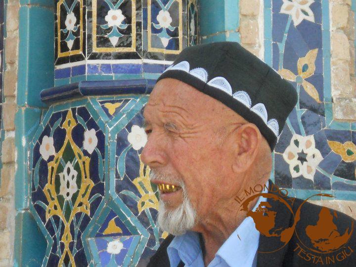 Uomo uzbeko a Shah-i-Zinda, necropoli di Samarcanda