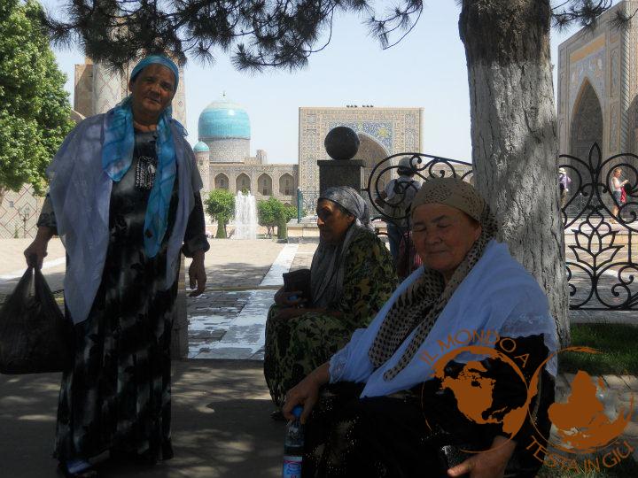 Samarcanda : donne vicino a Piazza Registan