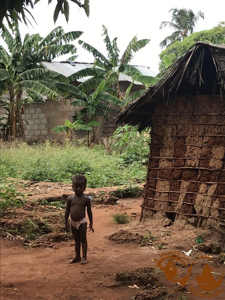 Un bambino davanti alla sua abitazione a sud di Zanzibar