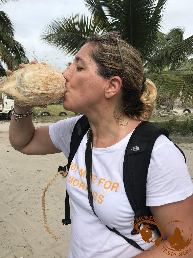 Bere il succo di cocco
