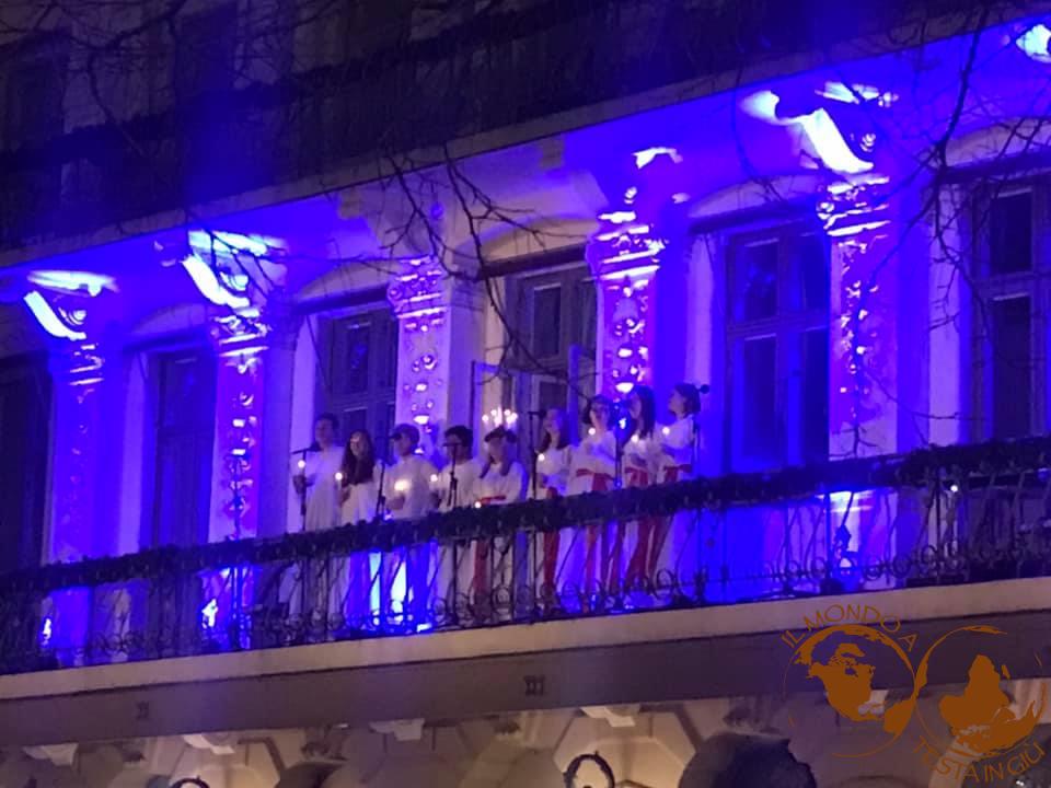 Santa Lucia affacciata al balcone dell'hotel Eggers