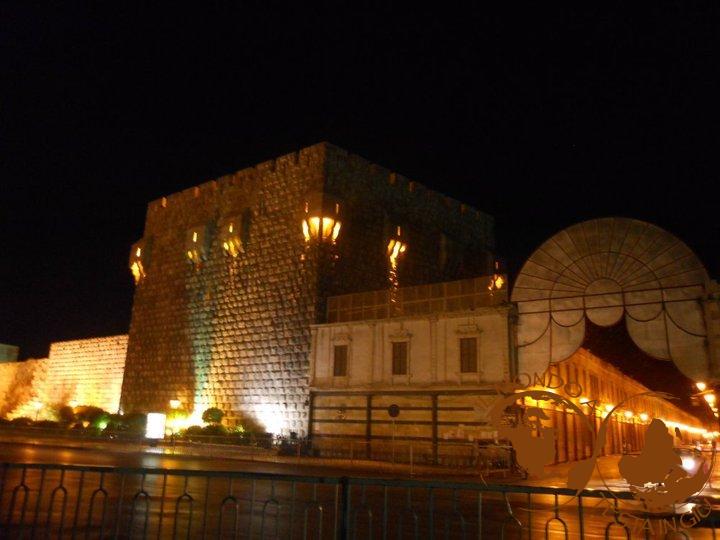 Ingresso del mercato coperto e parte delle antiche mura di Damasco