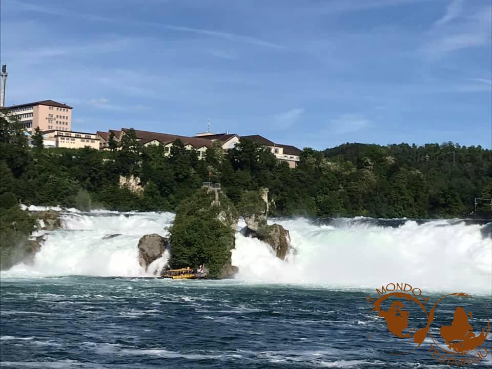 Vista delle cascate di Sciaffusa dalla riva nord