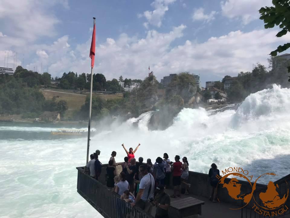 Il balcone sospeso sulle cascate di Sciaffusa