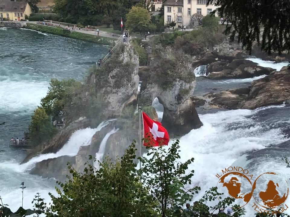 Le cascate di Sciaffusa e lo sperone roccioso. In primo piano bandiera elvetica