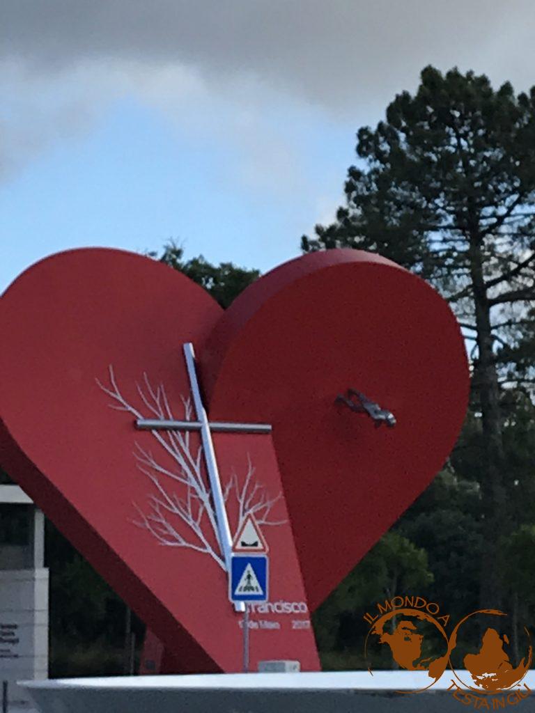 Un cuore rosso per le vie di Fatima