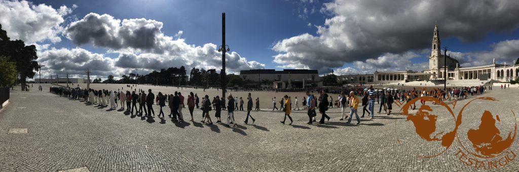 Processione nel piazzale del Sabtuario di Fatima