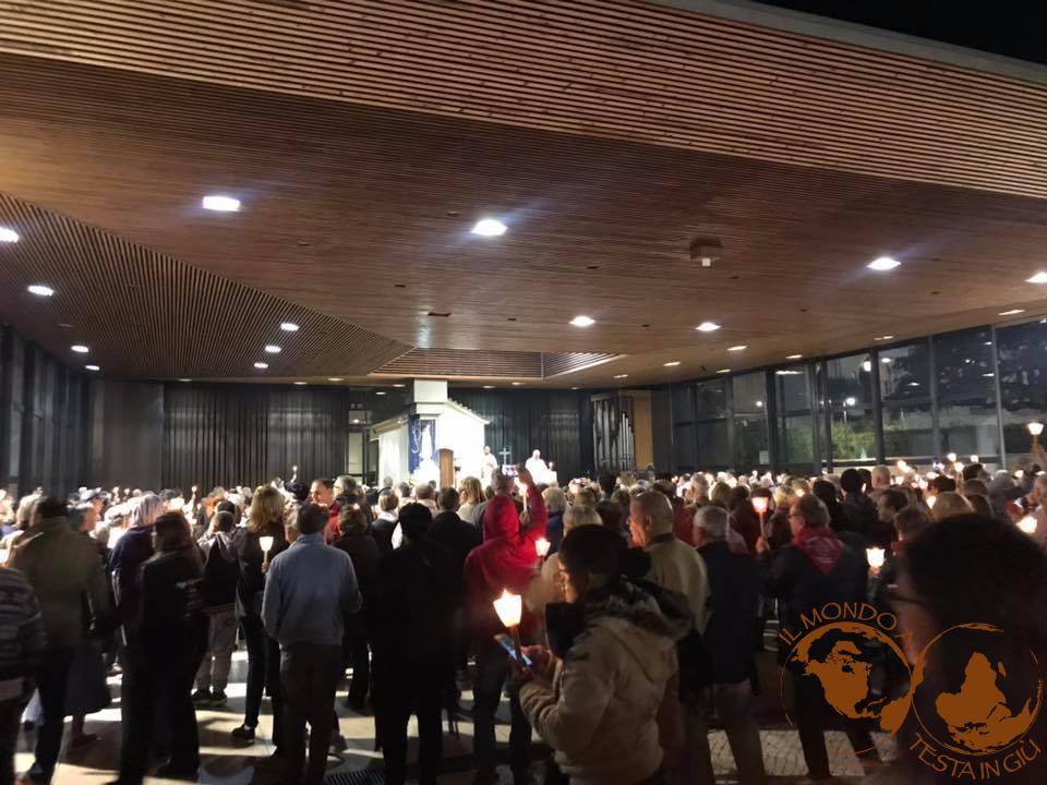Momento di preghiera serale alla cappellina delle apparizioni di fatima