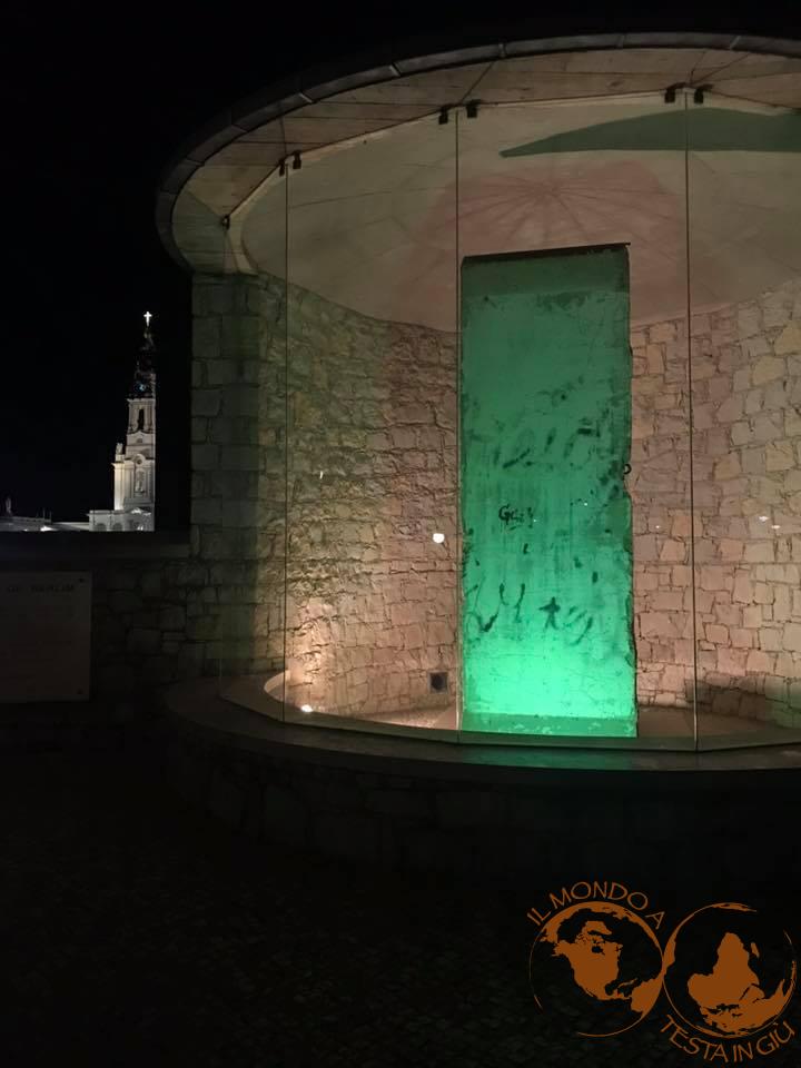 Un pezzo del muro di Berlino a Fatima, ingresso est del Santuario