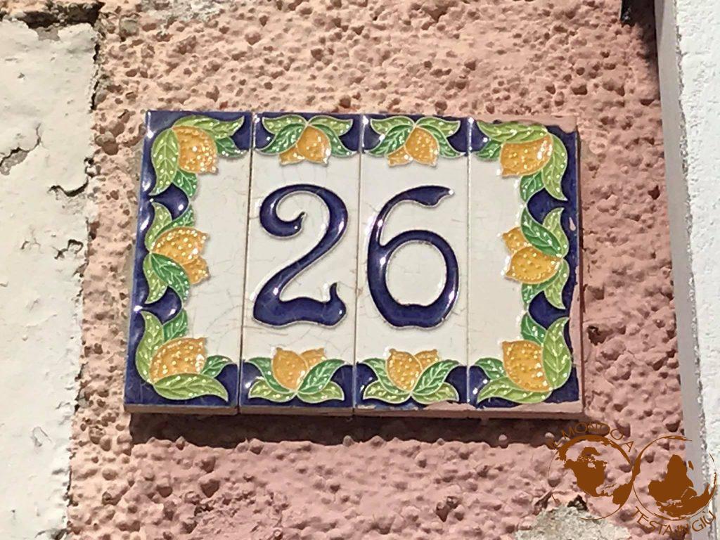 Particolare: numero civico in ceramica colorata