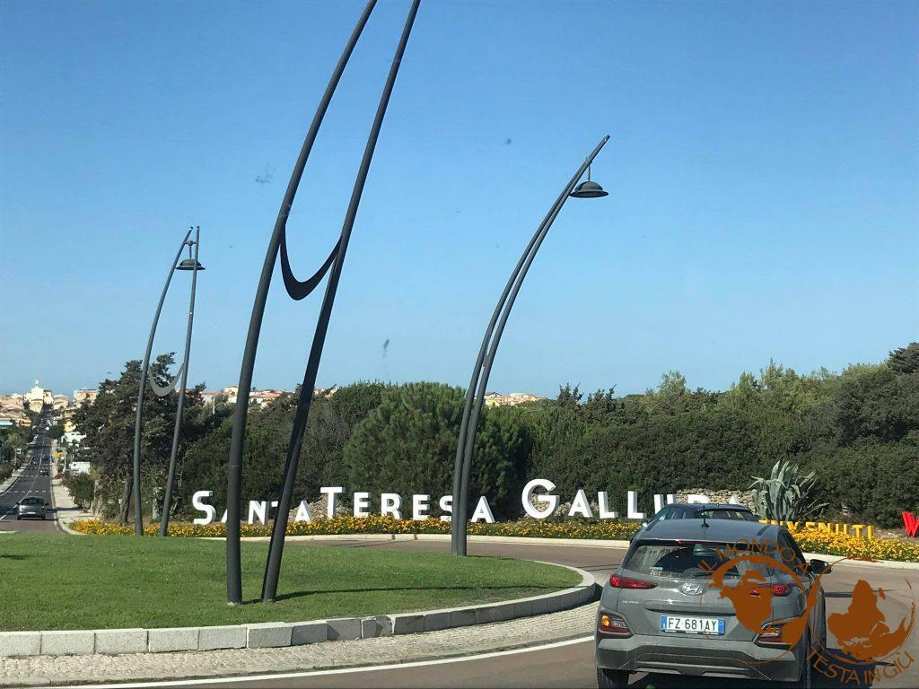 La rotonda di accesso a Santa Teresa di Gallura e la strada verso il paese