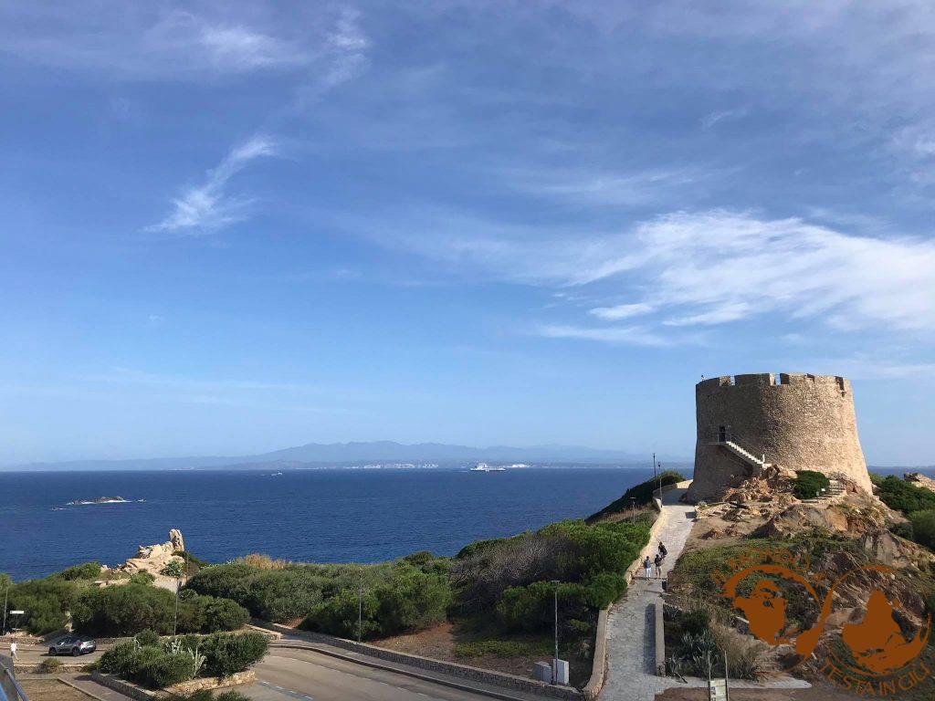 Vista sulla torre, le Bocche di Bonifacio e l'isola Corsica