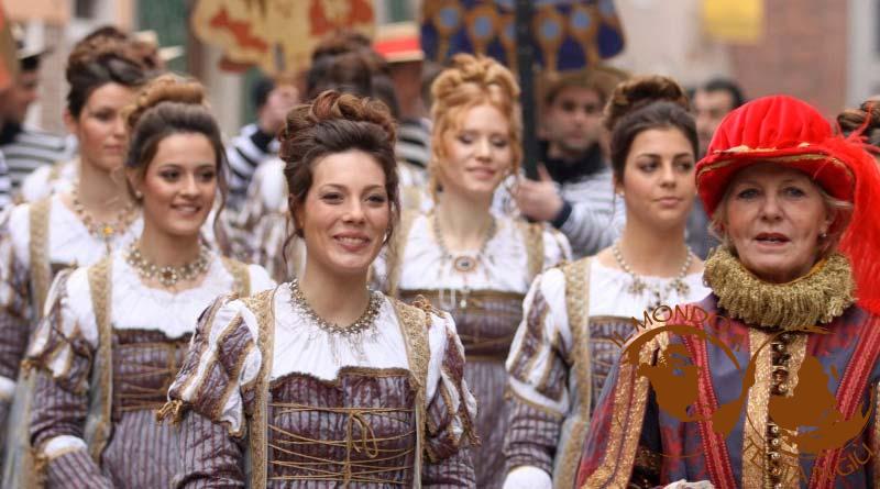 Donne partecipanti alla processione delle Marie al Carnevale di venezia