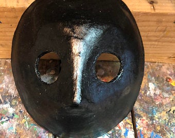La Moretta: maschera da tenere sul viso tramite un bottone interno da tenere in bocca. La muta
