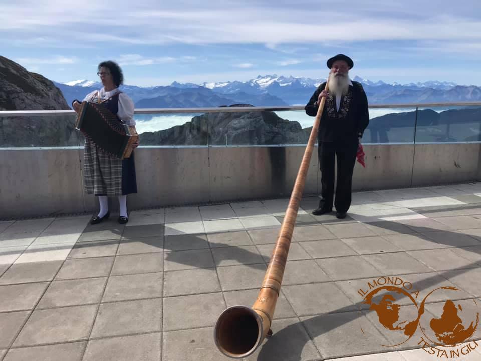 Uomo col corno alpino