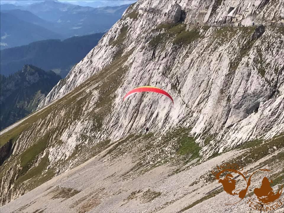Parapendio in volo dal Monte Pilatus