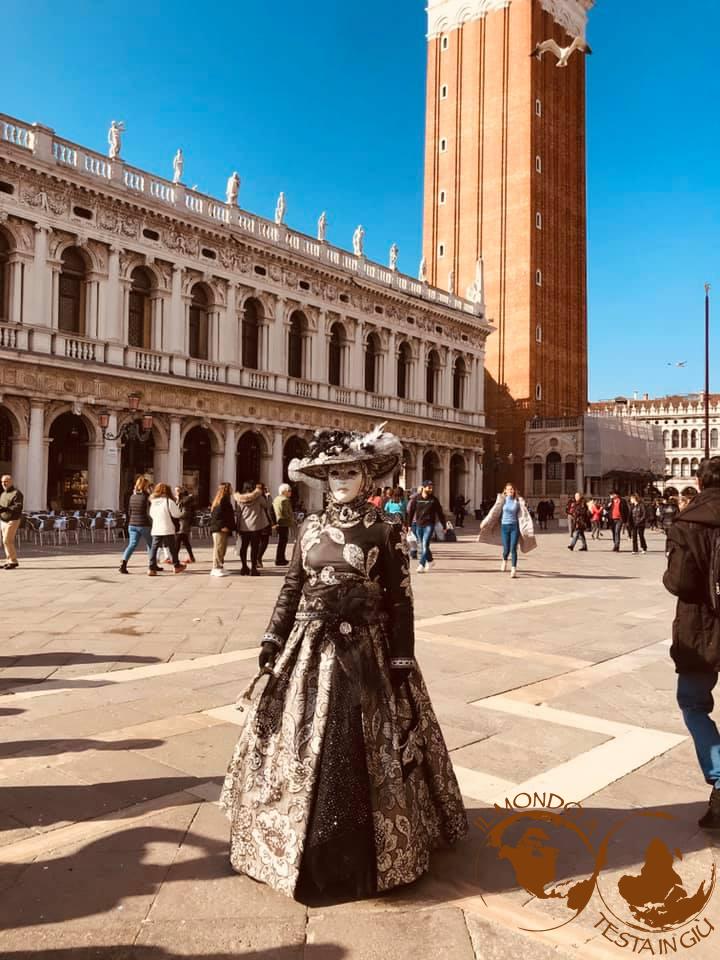 Carnevale di Venezia: maschera e campanile di San Marco