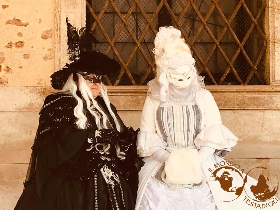 Coppia in maschera per le vie di Venezia