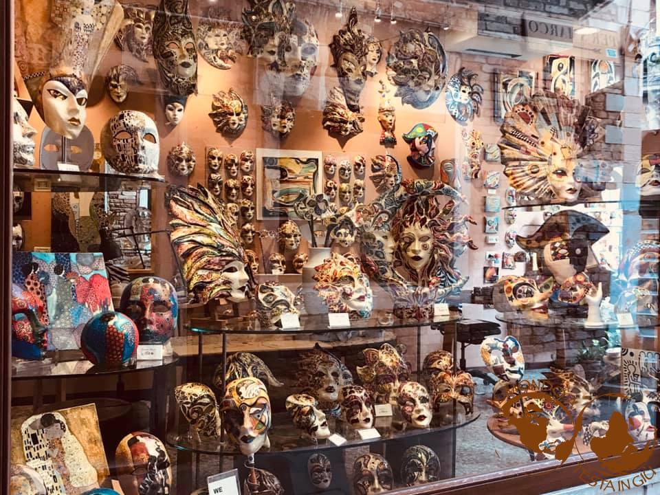 Vetrina di negozio di maschere a Venezia