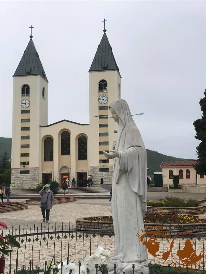Statua della Regina della Pace di fronte alla chiesa di Medjugorje