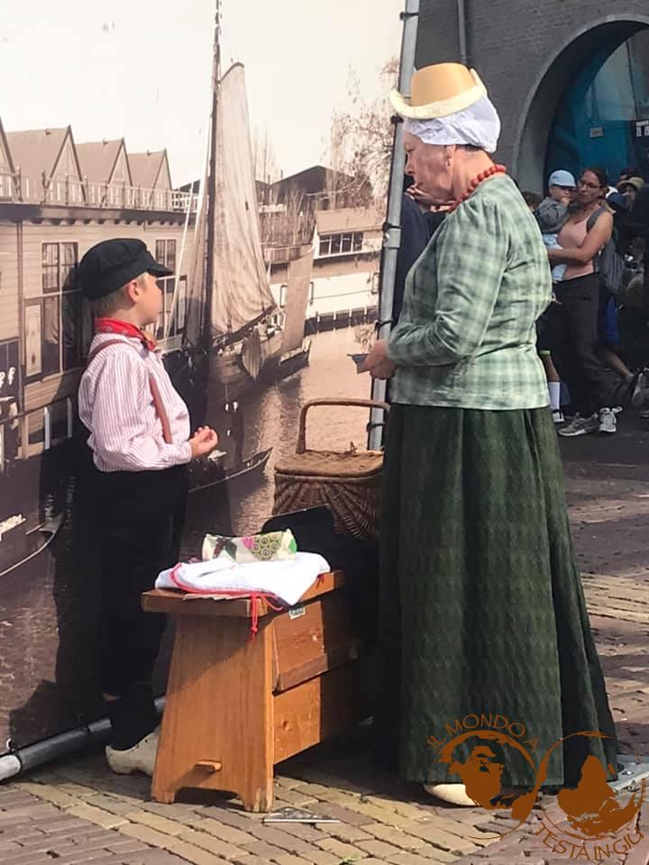 Abiti tradizionali e ricordi del mercato del formaggio di Alkmaar