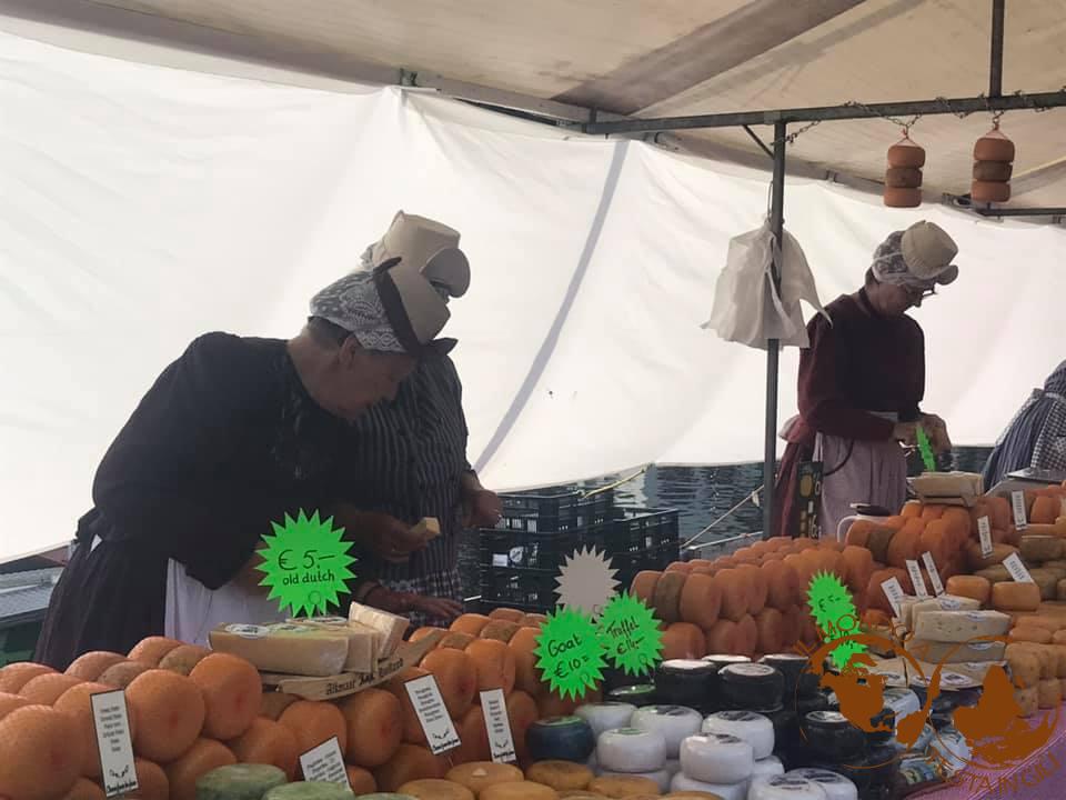 Bancarelle di formaggio e abiti tradizionali