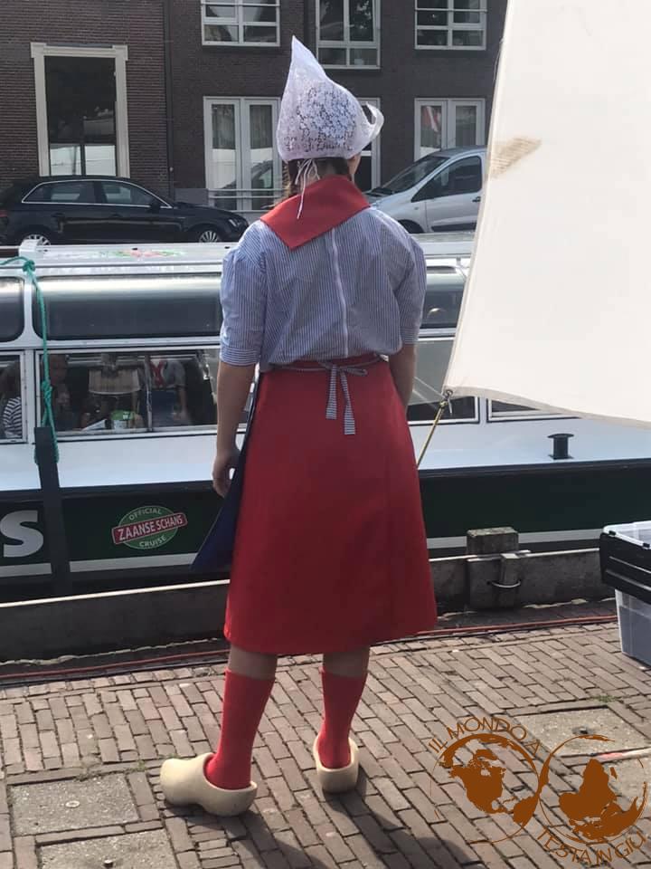 Ragazza in abito tradizionale a Alkmaar