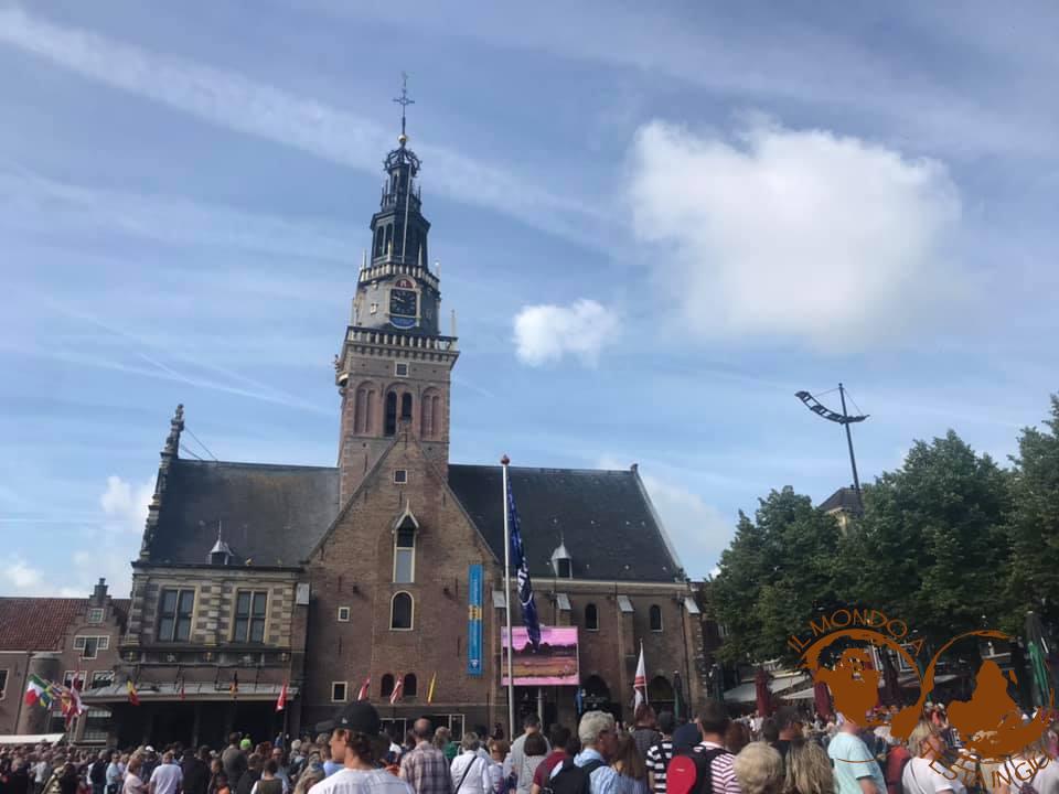 Attesa dell'inizio del mercato del formaggio di Alkmaar