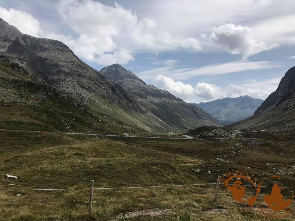 Strada che dal Passo Giulia scende verso l'Engadina